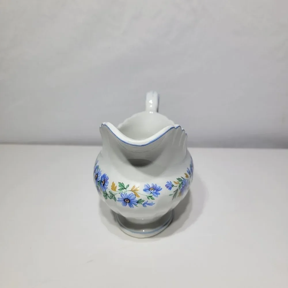 J and G‎ Meakin of England Classic White Fluted Ceramic Gravy Boat